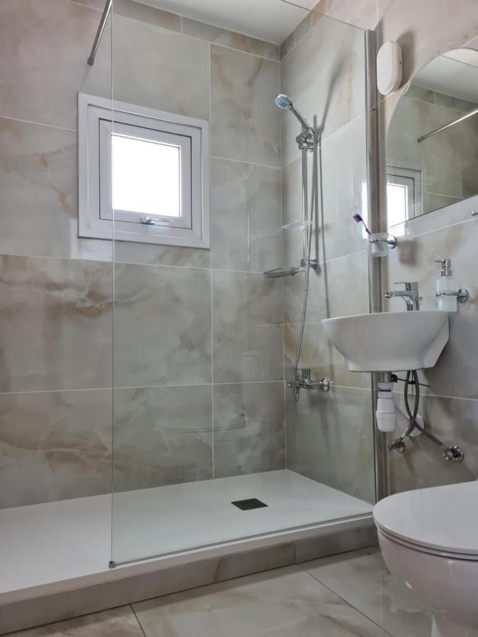 Fotoxenia Luxury Apts Paralimni Bagian luar foto