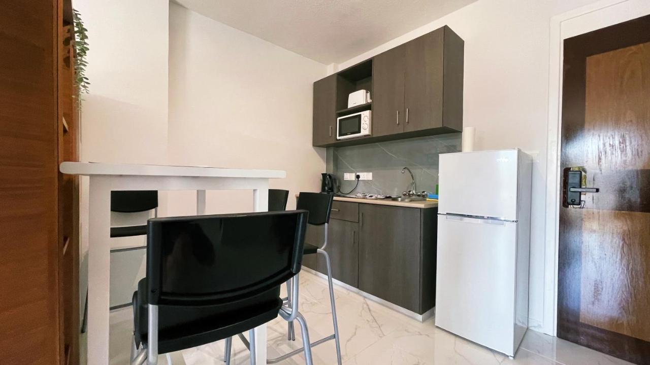 Fotoxenia Luxury Apts Paralimni Bagian luar foto