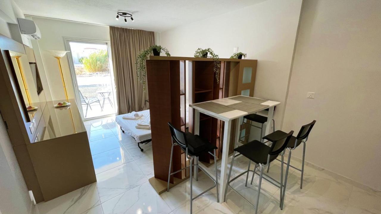 Fotoxenia Luxury Apts Paralimni Bagian luar foto