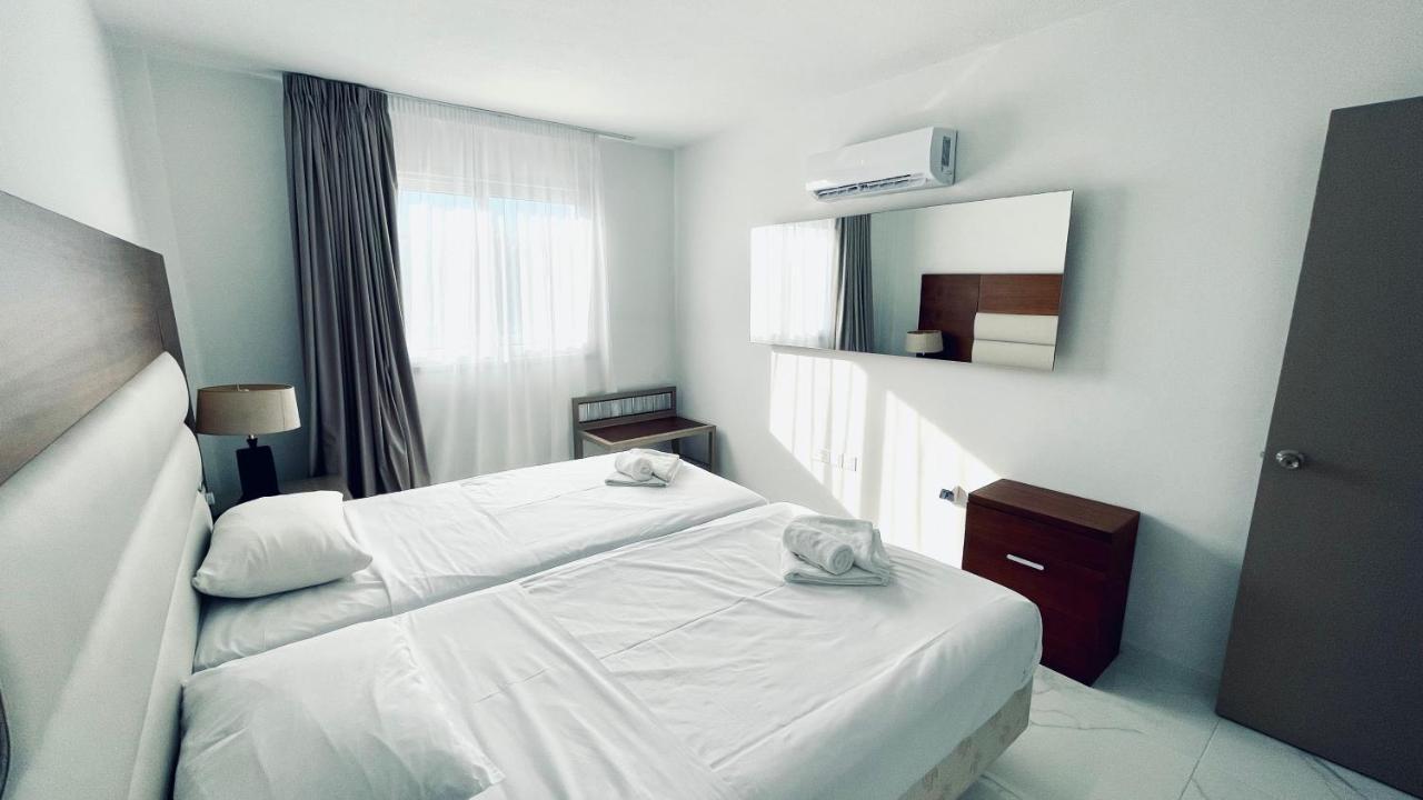 Fotoxenia Luxury Apts Paralimni Bagian luar foto