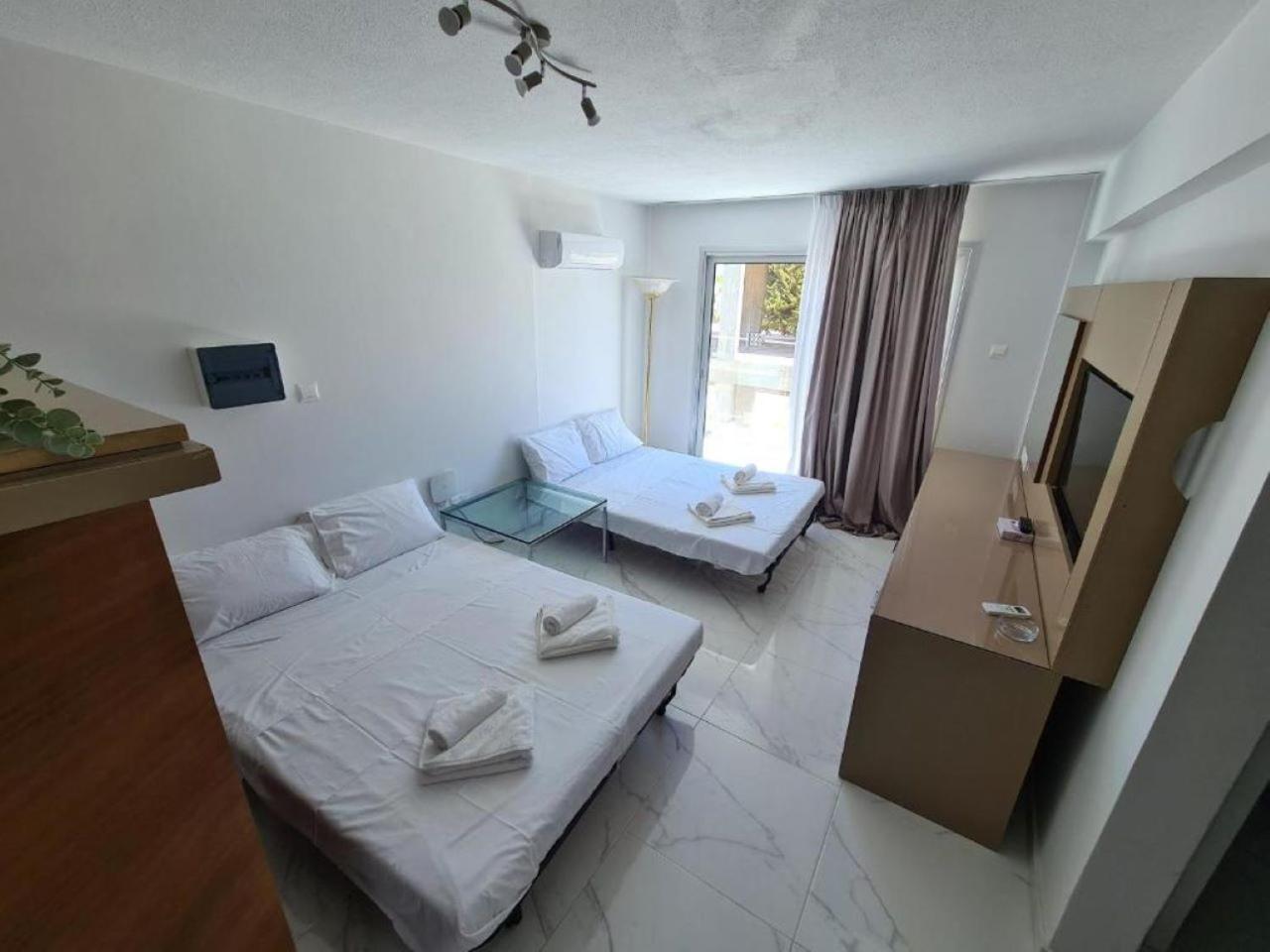 Fotoxenia Luxury Apts Paralimni Bagian luar foto